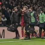 Contratação milionária do Liverpool entra no segundo tempo, marca gol e sai lesionado