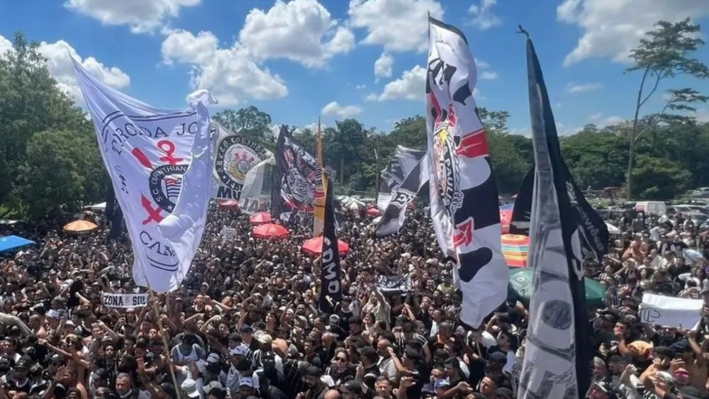 Torcida do Corinthians faz festa no CT antes do embarque para final da Copa do Brasil