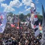 Torcida do Corinthians faz festa no CT antes do embarque para final da Copa do Brasil