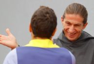 Filipe Luís visita CT do Atlético de Madrid e reencontra ex-colegas na Espanha