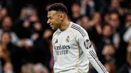 Mbappé marca contra o Sevilla, iguala marca de Cristiano Ronaldo e imita a comemoração do craque português
