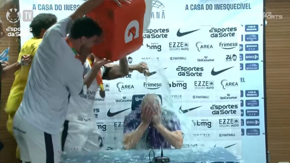 Dorival leva 'banho' de jogadores do Corinthians após tetra da Copa do Brasil; veja