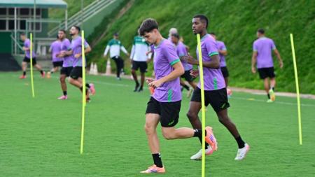 Jogadores do América realizam trabalho físico visando a próxima temporada