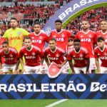 Internacional anuncia renovação de contrato com zagueiro titular