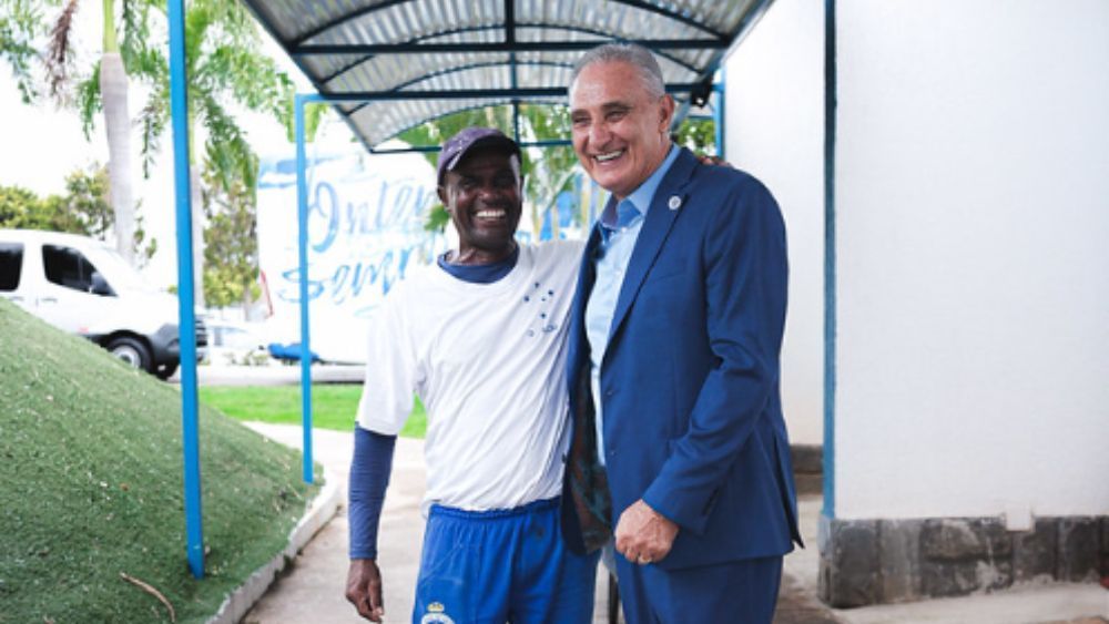 Primeiro dia de Tite no Cruzeiro tem reencontro marcante com funcionário e elogios à Toca