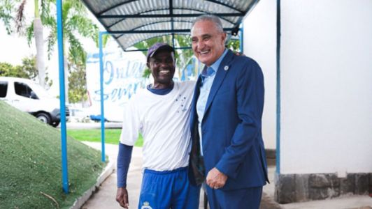 Tite tem reecontro especial com funcionário do Cruzeiro no primeiro dia de trabalhos na Toca 2