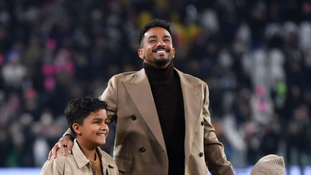 Danilo, do Flamengo, comparece a jogo da Juventus e recebe homenagem