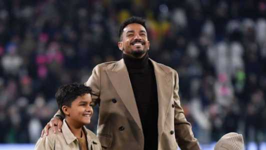 Danilo recebe homenagem da Juventus neste sábado (3)