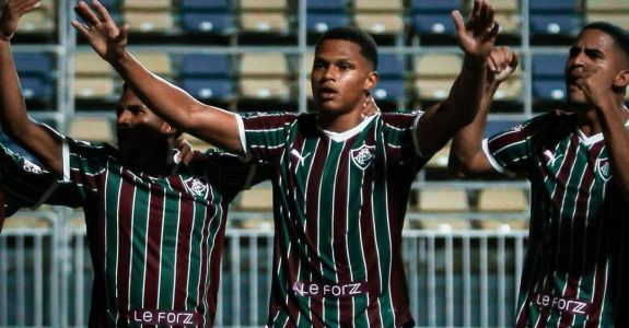 Time do Fluminense celebra gol contra o Água Santa