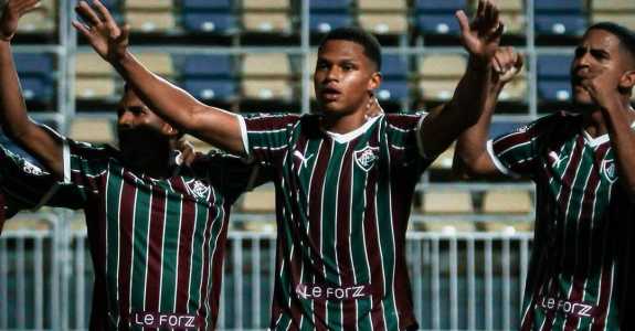 Time do Fluminense celebra gol contra o Água Santa