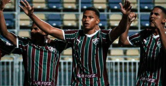 Time do Fluminense celebra gol contra o Água Santa