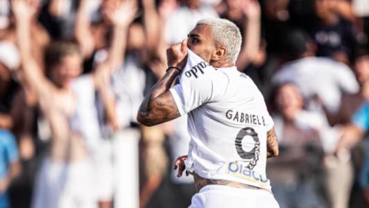Gabigol celebra o seu gol em sua reestreia pelo Santos