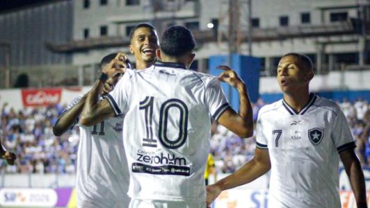 Caio Valle comemora o seu gol junto dos seus companheiros