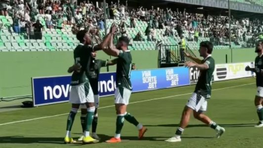 Jogadores do Goiás comemoram o primeiro gol do Esmeraldino no jogo