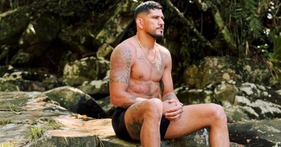 Alex Poatan 'reflexivo' nas redes sociais
