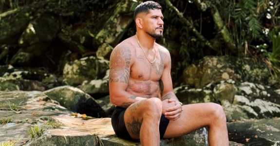 Alex Poatan 'reflexivo' nas redes sociais