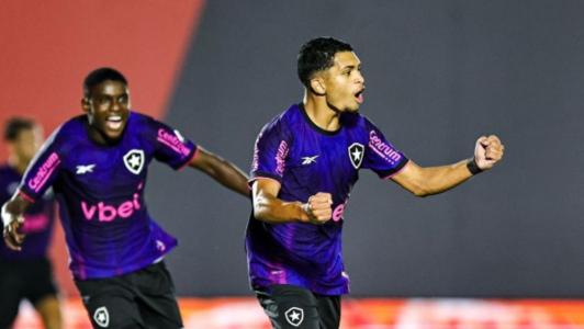 Caio Valle comemora o seu gol na partida contra a Portuguesa-RJ, pelo Campeonato Carioca