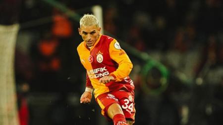 Lucas Torreira, volante do Galatasaray-TUR, é alvo do Atlético no mercado