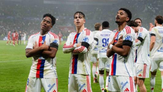 Endrick, Abner Vinícius e Afonso Moreira celebram o gol do lateral brasileiro