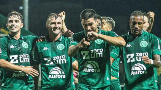 Marcinho celebra com os seus companheiros o seu gol diante do Marcílio Dias
