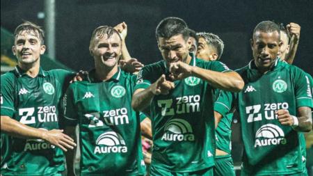 Marcinho celebra com os seus companheiros o seu gol diante do Marcílio Dias