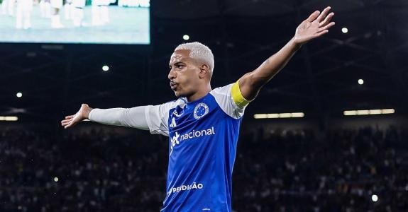 Matheus Pereira, do Cruzeiro, celebra vitória em  jogo contra o Tombense, no último sábado (17)