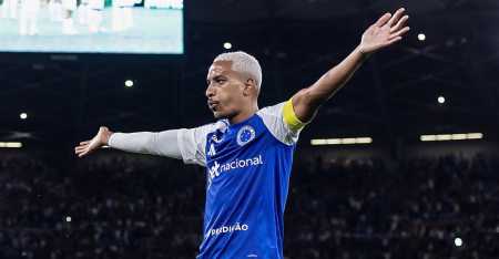 Matheus Pereira, do Cruzeiro, celebra vitória em jogo contra o Tombense, no último sábado (17)