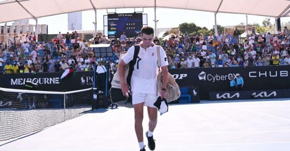 João Fonseca deixa a quadra do Australian Open
