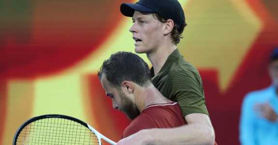Jannik Sinner consola Hugo Gastón, que desistiu, na estreia no Australian Open
