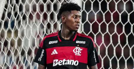 Vitão, zagueiro do Flamengo, na estreia, contra o Vasco, no Maracanã