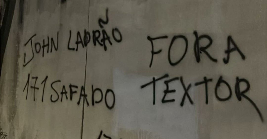 Muro de CT do Botafogo é pichado com fortes protestos contra Textor: 'John ladrão'