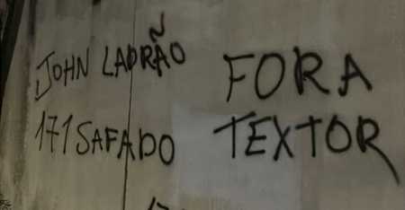 Muro do CT Lonier, pichados com críticas ao Botofogo