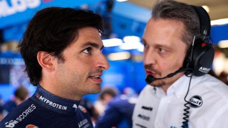 Carlos Sainz, piloto da Williams, ao lado de engenheiro da equipe