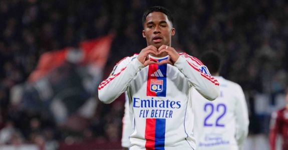 Endrick celebra gol pelo Lyon contra o Metz