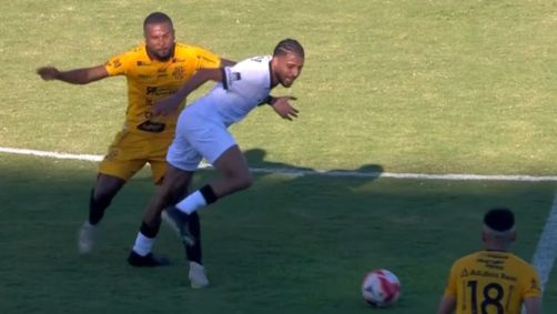 Alexsander sofreu pancada no joelho esquerdo e precisou ser substituído na partida entre Atlético e Pouso Alegre