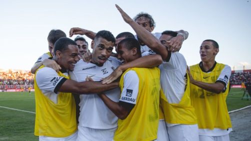 Ruan celebra gol com os companheiros de time em Atlético x Pouso Alegre