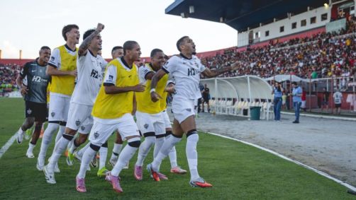 Jogadores do Atlético celebram o terceiro gol em frente aos torcedores presentes no Manduzão