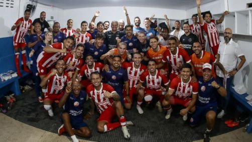 Jogadores do Náutico celebram classificação para a semifinal do Pernambucano após o jogo