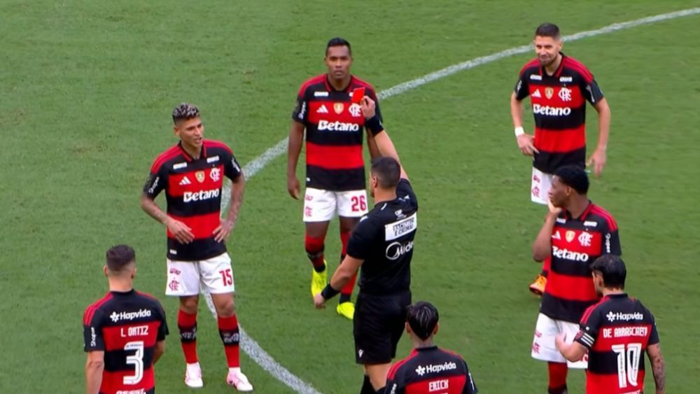 Protocolo do VAR chama a atenção, e meia do Flamengo é expulso na Supercopa do Brasil