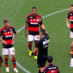 Protocolo do VAR chama a atenção, e meia do Flamengo é expulso na Supercopa do Brasil