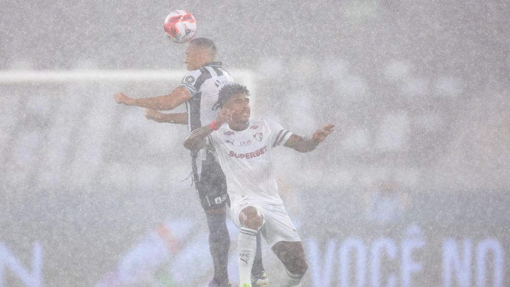 Fluminense vence Botafogo pelo Carioca em jogo afetado por forte chuva