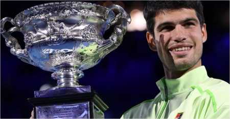 Carlos Alcaraz com o troféu do Australian Open