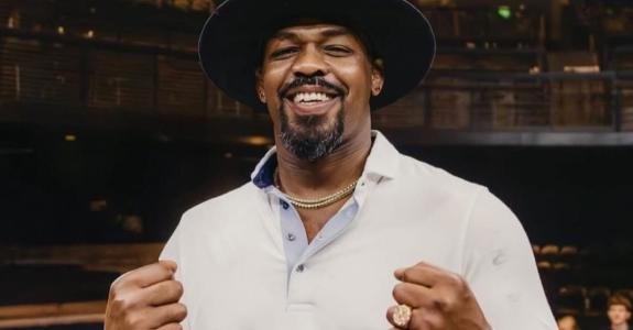 Jon Jones, lutador duplo-campeão do UFC