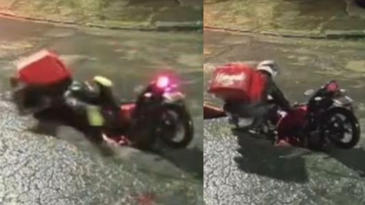 Câmeras de segurança registraram o momento em que motoqueiro cai no buraco enquanto realiza entregas