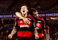 Flamengo goleia Sampaio Corrêa, espanta chances de rebaixamento e vai às quartas do Carioca