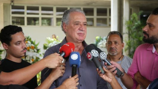 Presidente do Atlético, Sérgio Coelho atende ao velório do influenciador Henrique Maderite