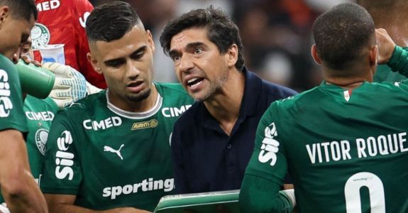 Abel Ferreira durante o jogo entre Corinthians e Palmeiras, nesse domingo (8)