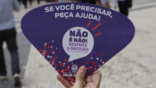 Leques de papel estão sendo distribuídos com orientações para vítimas de assédio