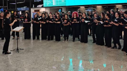 Sob a regência da maestra Maria Clara Fernandez, dezenas de cantores interpretaram obras de ópera consagradas e músicas em clima carnavalesco
