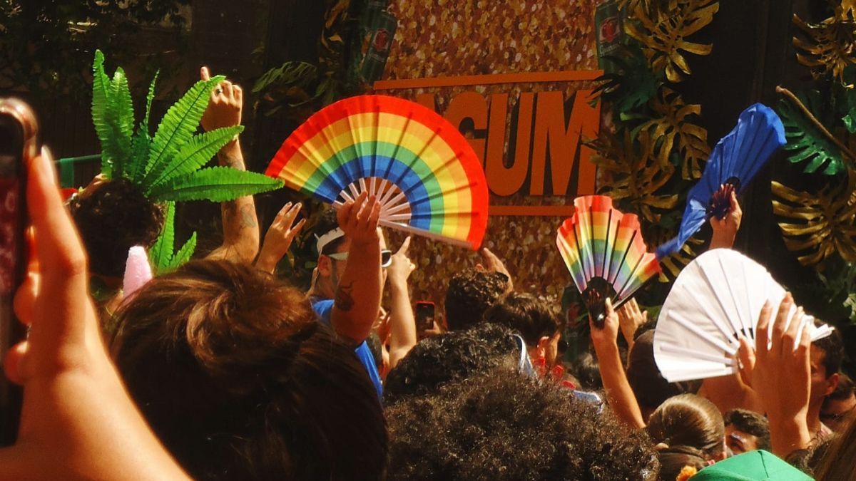 Você sabe a história do leque? Acessório é típico no Carnaval e virou símbolo da comunidade LGBT